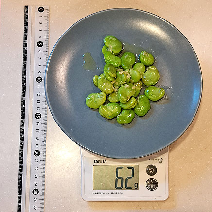 中皿1皿分のそら豆の炒め物