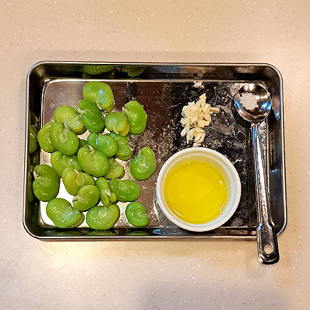 中皿1皿分のそら豆の炒め物に使った材料（そら豆、オリーブオイル、チーズ、塩）