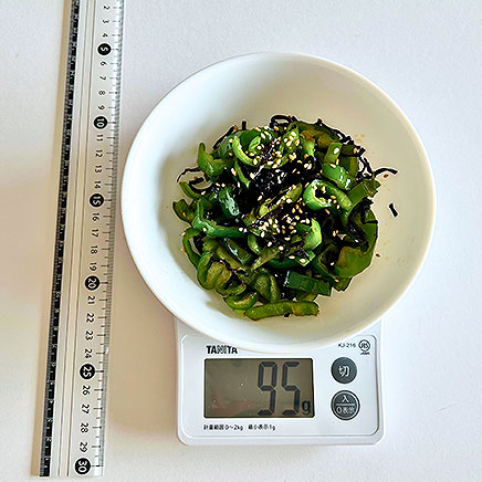 中皿1皿分のピーマンと塩昆布の炒め物