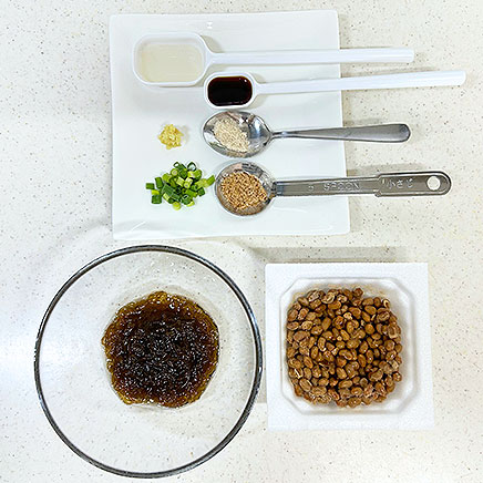 中鉢1杯分のもずく納豆の材料（もずく・納豆・生姜・小ねぎ・かつお節・酢・醤油・砂糖）