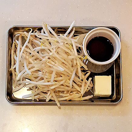 中皿1皿分のもやしのバター醤油炒めの材料(もやし・バター・醤油)