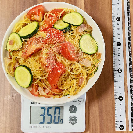 中皿1皿・1人前のズッキーニとベーコンのトマトパスタ