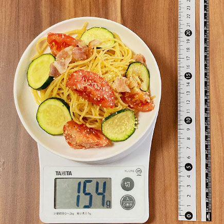 小皿1皿分ののズッキーニとベーコンのトマトパスタ