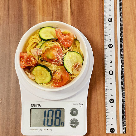 小鉢1杯分のズッキーニとベーコンのトマトパスタ