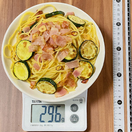 中皿1皿・1人前のズッキーニとベーコンのペペロンチーノ