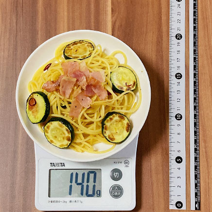 小皿1皿分のズッキーニとベーコンのペペロンチーノ