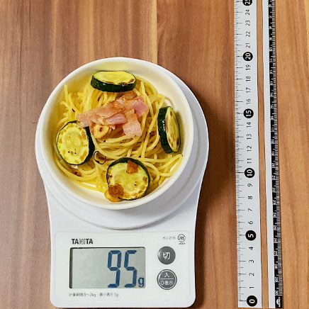 小鉢1杯分のズッキーニとベーコンのペペロンチーノ