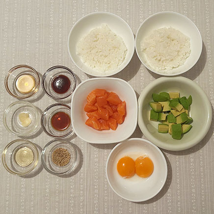 丼2杯分のアボカドとサーモンのユッケ丼に使った材料:ごはん、サーモン、アボカド、卵黄、コチュジャン、醬油、いりごま、ごま油、おろしにんにく、はちみつ