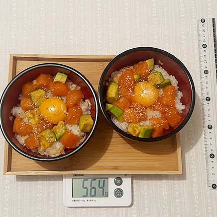 丼2杯分のアボカドとサーモンのユッケ丼