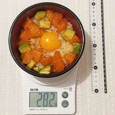 丼1杯分のアボカドとサーモンのユッケ丼