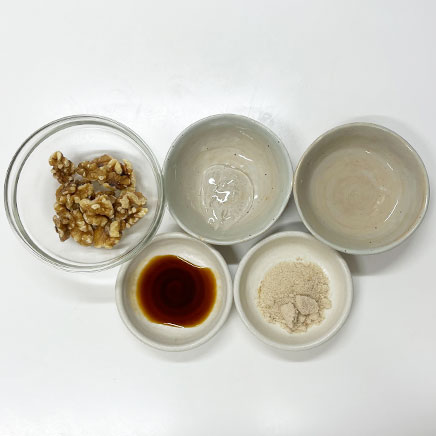 小鉢1杯分のくるみの佃煮に使った材料(くるみ、水あめ、水、醤油、三温糖)