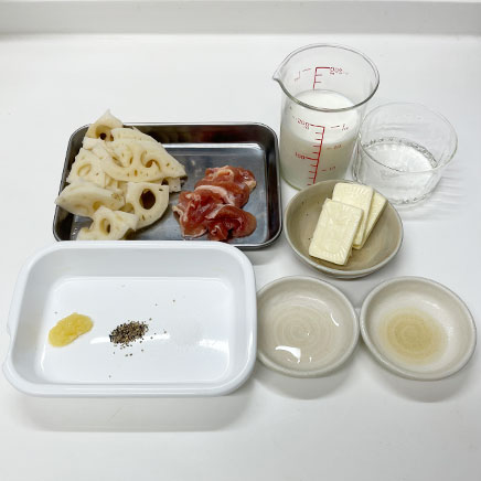グラタン皿1皿分のれんこんグラタンに使った材料(れんこん、鶏肉、プロセスチーズ、牛乳、おろしにんにく、こしょう、塩、白ワイン、酢、オリーブオイル)
