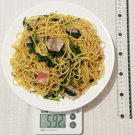 大皿1皿・1人前のほうれん草とベーコンのペペロンチーノ