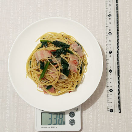 中皿1皿分のほうれん草とベーコンのペペロンチーノ