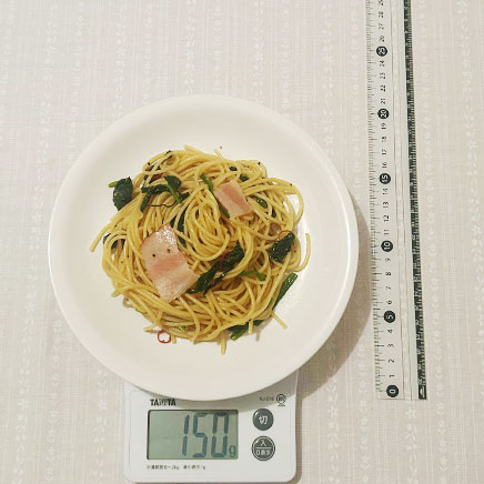 小皿1皿分のほうれん草とベーコンのペペロンチーノ