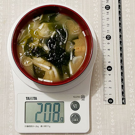 お椀1杯分のわかめと麩の味噌汁