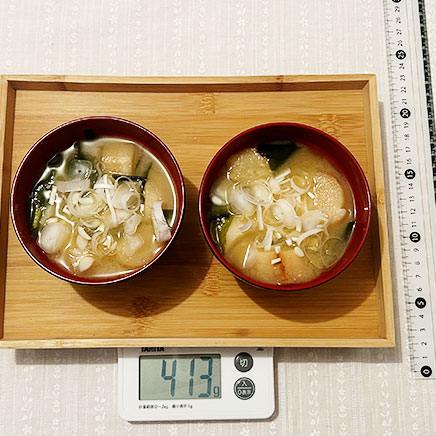 お椀2杯分のわかめと麩の味噌汁