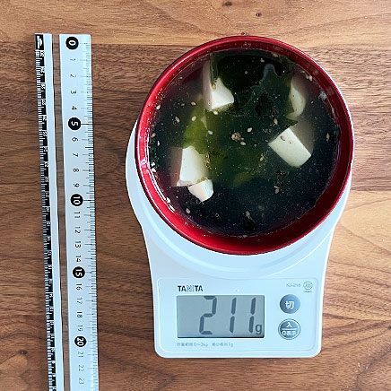 御椀1杯分の豆腐とわかめのスープ