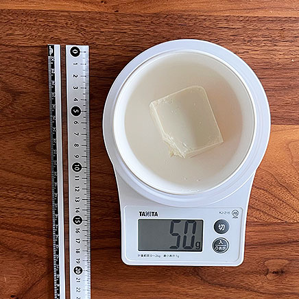 御椀1杯分の豆腐とわかめのスープに使った豆腐