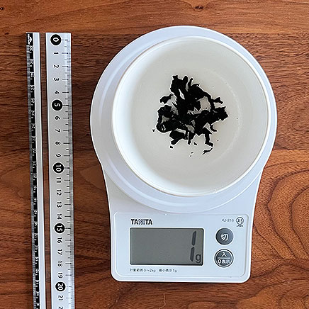 御椀1杯分の豆腐とわかめのスープに使った乾燥わかめ