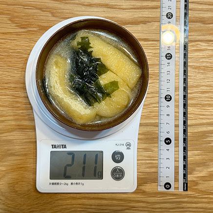 御椀1杯分のわかめと油揚げの味噌汁