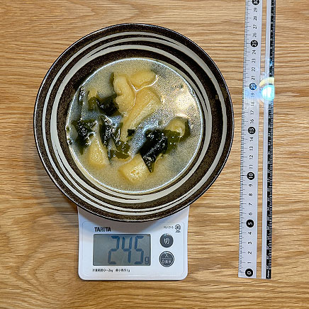 大鉢1杯分のわかめと油揚げの味噌汁