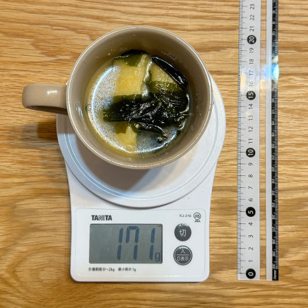 スープカップ1杯分のわかめと油揚げの味噌汁