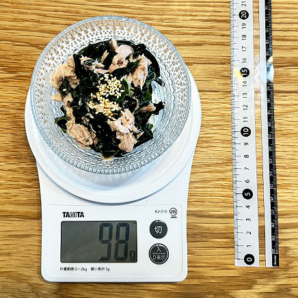中鉢1杯分のわかめとツナのサラダ