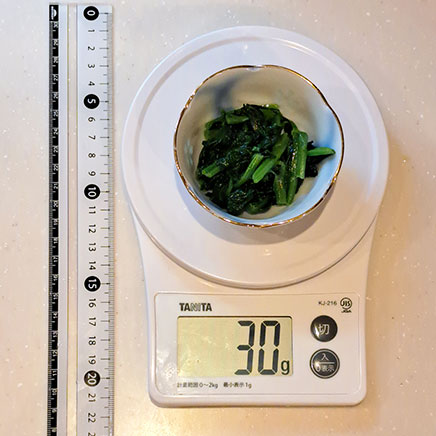 小鉢1杯のほうれん草のソテー