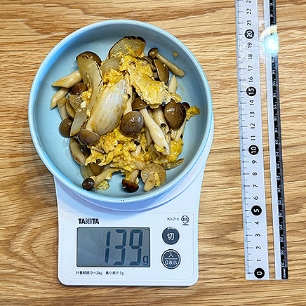 小皿1皿分のぶなしめじと玉ねぎの卵とじ