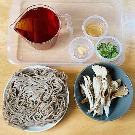 丼1杯・1人前の舞茸そばの材料(そば、舞茸、ごま油、めんつゆと出汁、おろし生姜、こねぎ)
