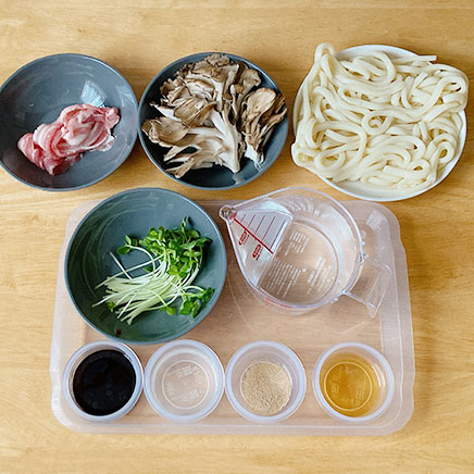 丼1杯・1人前の舞茸うどんの材料(うどん、豚バラ肉、舞茸、ごま油、みりん、醤油、風味調味料、水、かいわれ大根)
