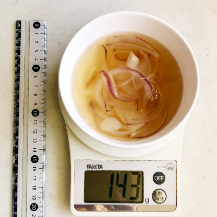 お椀(中)1杯分の赤玉ねぎのコンソメスープ
