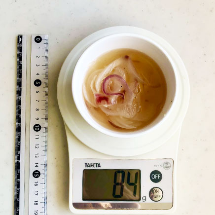 お椀(小)1杯分の赤玉ねぎのコンソメスープ