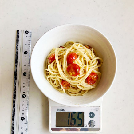 中鉢1杯分のミニトマトのペペロンチーノ