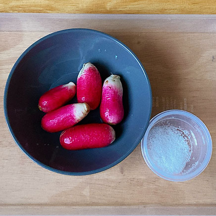 小皿1皿分のはつか大根の漬物の材料(はつか大根、塩)