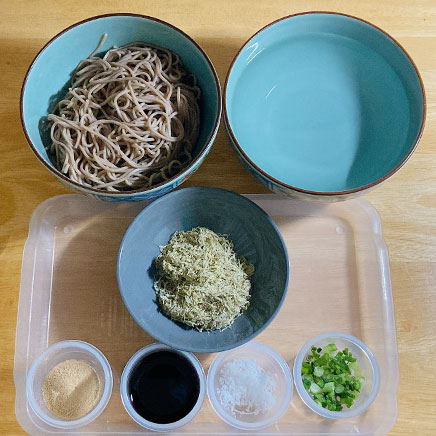 丼1杯・1人前のとろろ昆布そばの材料(そば、水、砂糖、醤油、風味調味料、とろろ昆布、こねぎ)