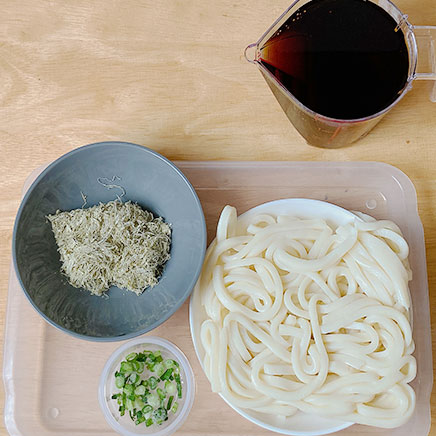 1人前のとろろ昆布うどんの材料(うどん、めんつゆ、とろろ昆布、小ネギ)