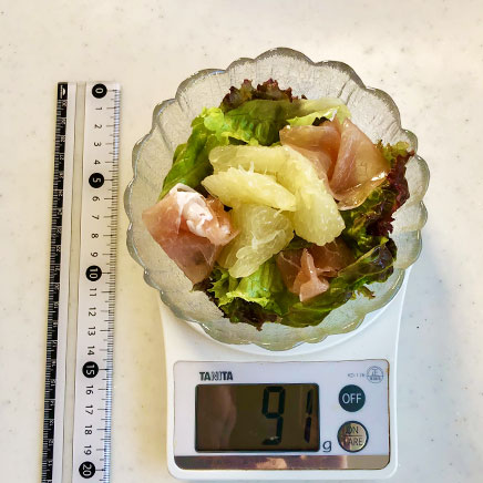 小さめ中鉢1杯分のグレープフルーツ缶詰サラダ