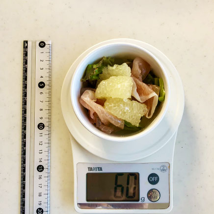 小鉢1杯分のグレープフルーツ缶詰サラダ