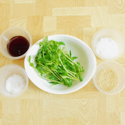 小皿1皿分のつまみ菜の胡麻和えの材料(つまみ菜、ごま、醤油、砂糖、塩)