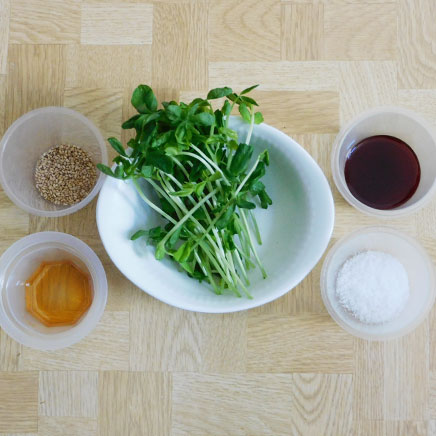 小皿1皿分のつまみ菜のナムルの材料（つまみ菜、ごま、醤油、砂糖、ごま油）