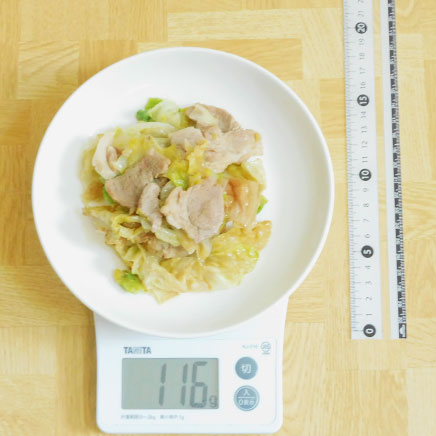 中皿1皿分のグリーンボールと豚肉の炒め物