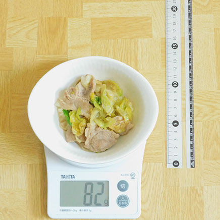 小皿1皿分のグリーンボールと豚肉の炒め物