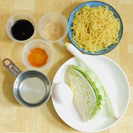 丼1杯・1人前のキャベツラーメンの材料(生ラーメン、キャベツ、卵、長ねぎ、醤油、ごま油、鶏がらスープ)