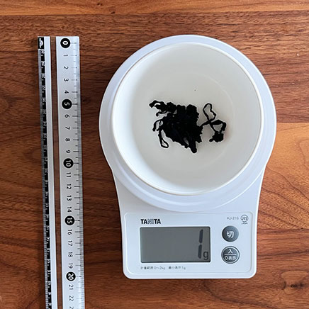 御椀1杯分のわかめと春雨のスープに使った乾燥わかめ
