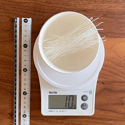 御椀1杯分のわかめと春雨のスープに使った春雨