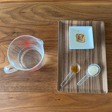 御椀1杯分のわかめと春雨のスープに使った材料(鶏ガラスープ、ごま油、ごま、塩)