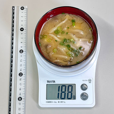 御椀1杯分のしめじの味噌汁