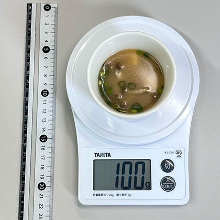 100g分のしめじの味噌汁